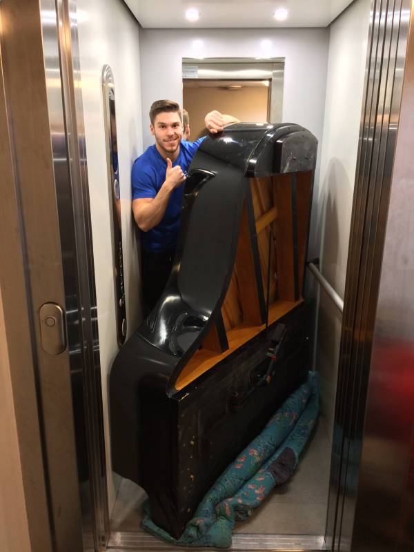 Flyygeliä kuljetetaan kerrostalon hississä