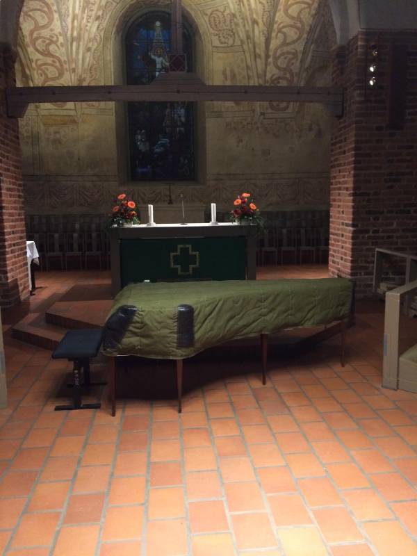 Peitteellä suojattu flyygeli kirkon salissa